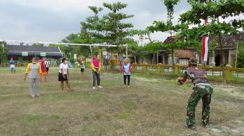Satgas TMMD 110 Bojonegoro Latih Ibu-Ibu Volli